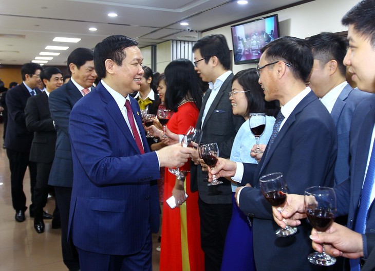 Vizepremierminister Vuong Dinh Hue beglückwünscht VietcomBank - ảnh 1
